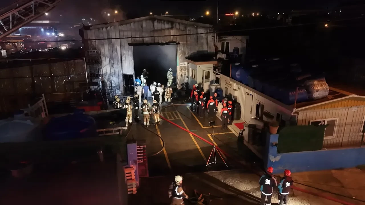 Tuzla'da fabrika yangını! Ekipler yangını kontrol altına aldı