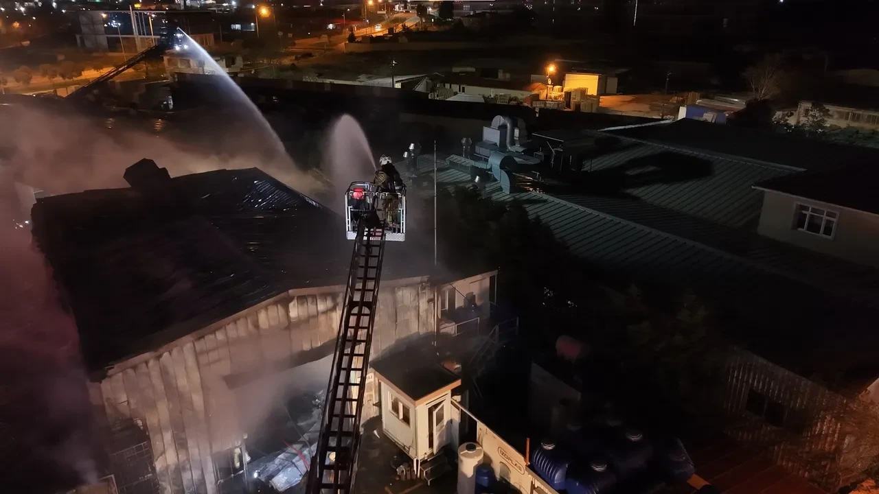 Tuzla'da fabrika yangını! Ekipler yangını kontrol altına aldı