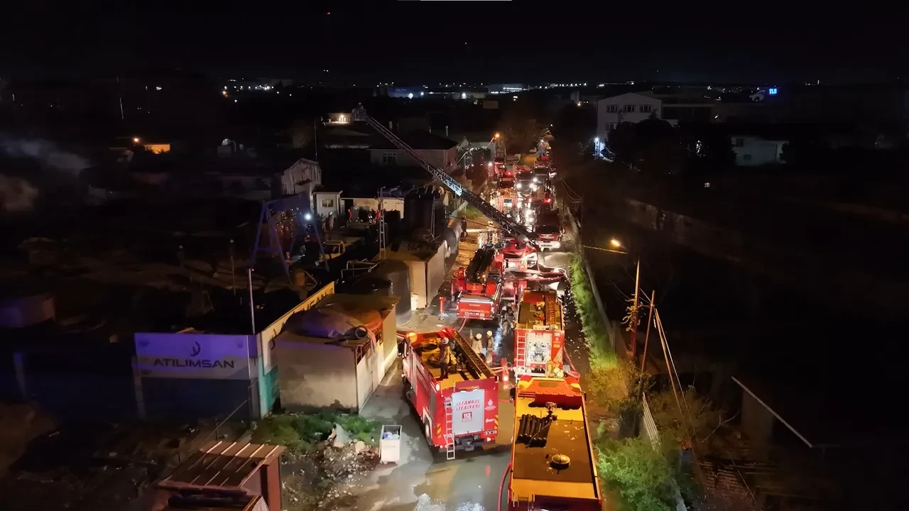 Tuzla'da fabrika yangını! Ekipler yangını kontrol altına aldı
