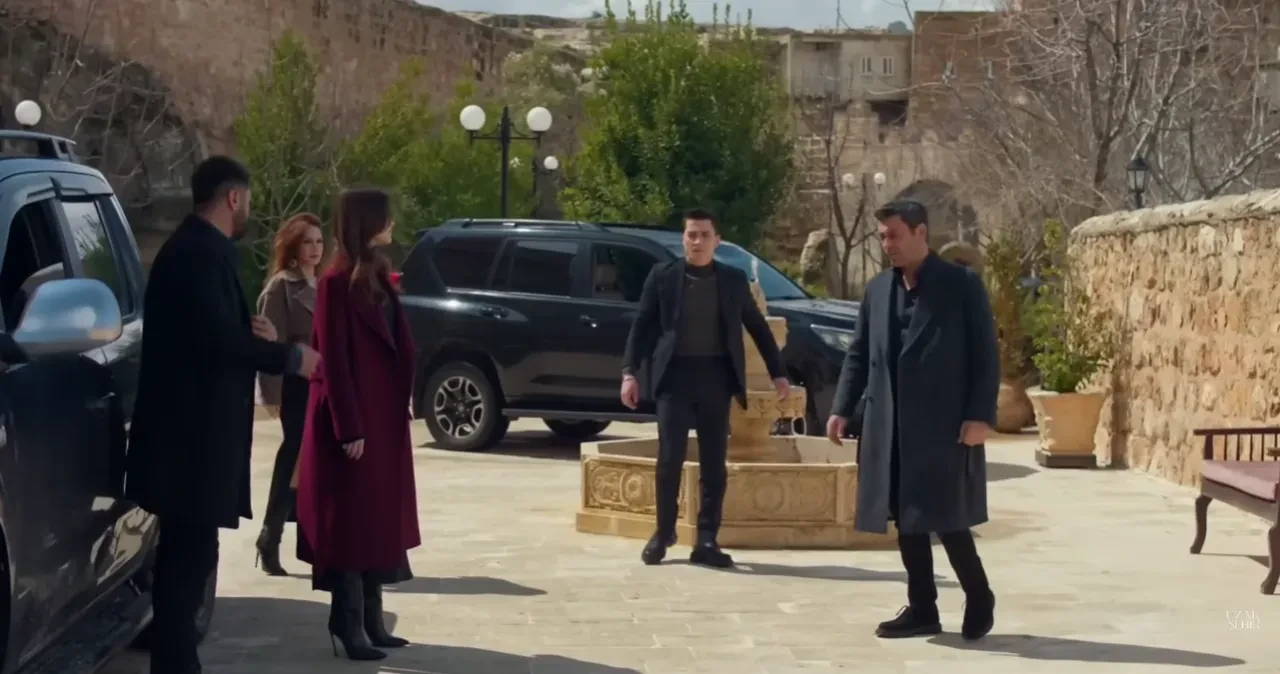 Uzak Şehir dizisinde bomba iddia: Sinem Ünsal diziden ayrılıyor mu? Uzak Şehir'e Meryem'in gelmesiyle başroller değişiyor mu?