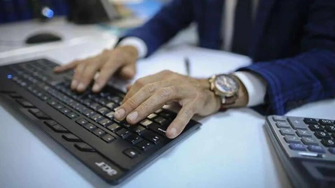 WhatsApp yazışmaları yüzünden işten çıkarıldı! Yargıtay işçiyi haklı buldu: İş veren tazminat ödeyecek 