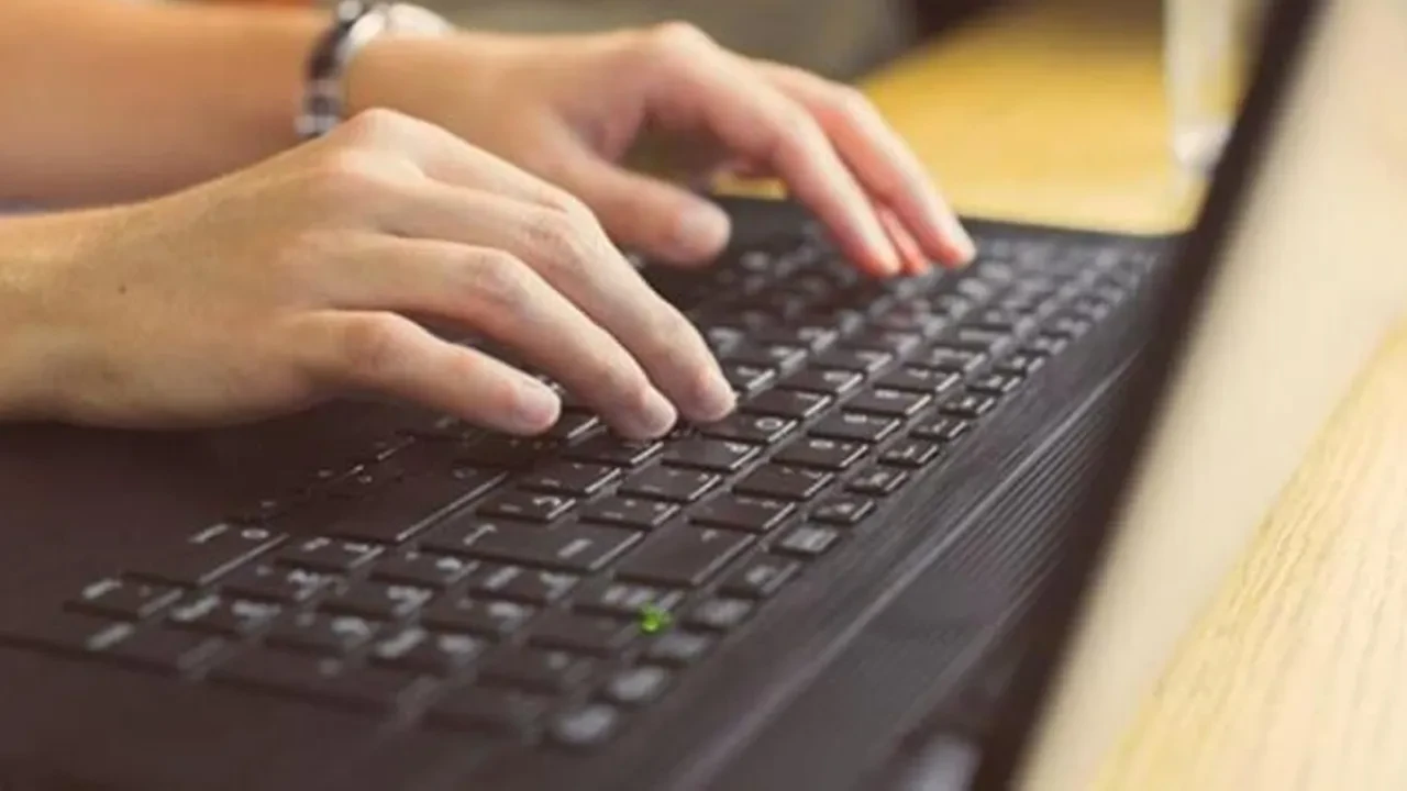 WhatsApp yazışmaları yüzünden işten çıkarıldı! Yargıtay işçiyi haklı buldu: İş veren tazminat ödeyecek 