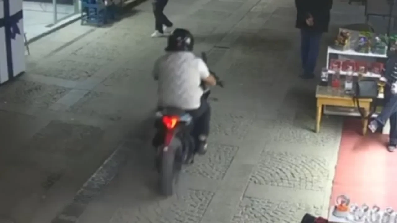 Yayaya çarptı, olay yerinden kaçtı! Kahramanmaraş'taki motosiklet kazası kamerada