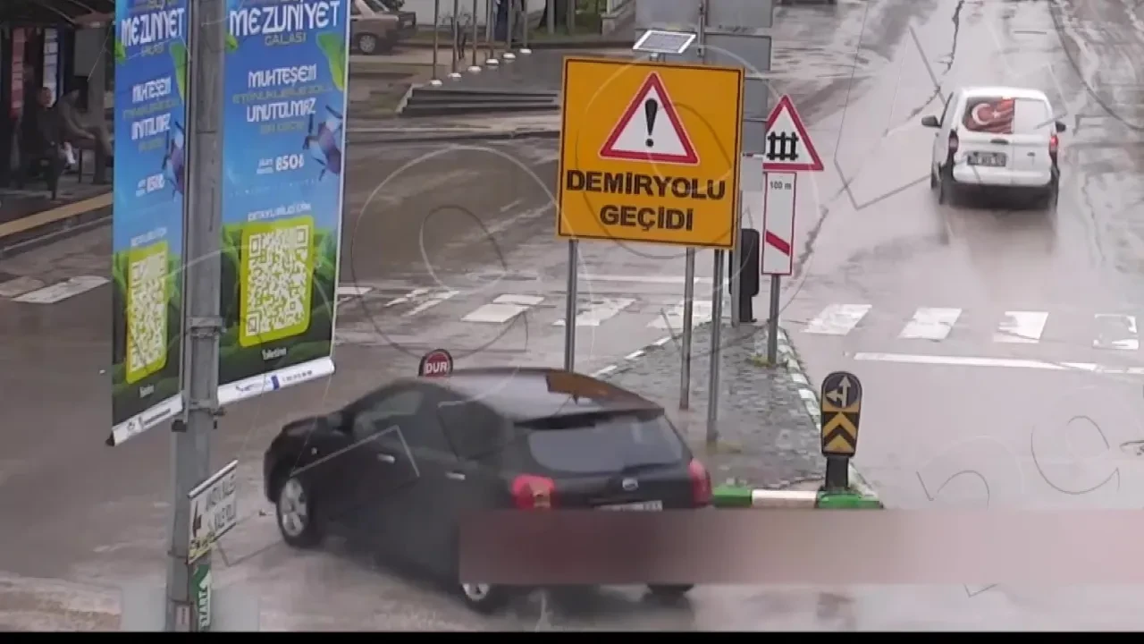 Amasya'da facianın eşiğinden döndüler! Kontrolden çıkıp durağa daldı