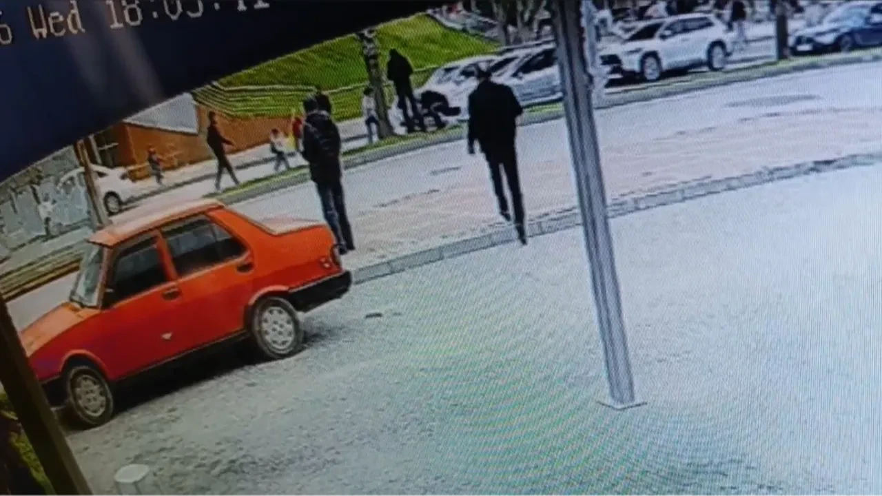 Antalya'da dehşet anları kamerada: Aniden yola fırlayan 5 yaşındaki çocuğa otomobil çarptı