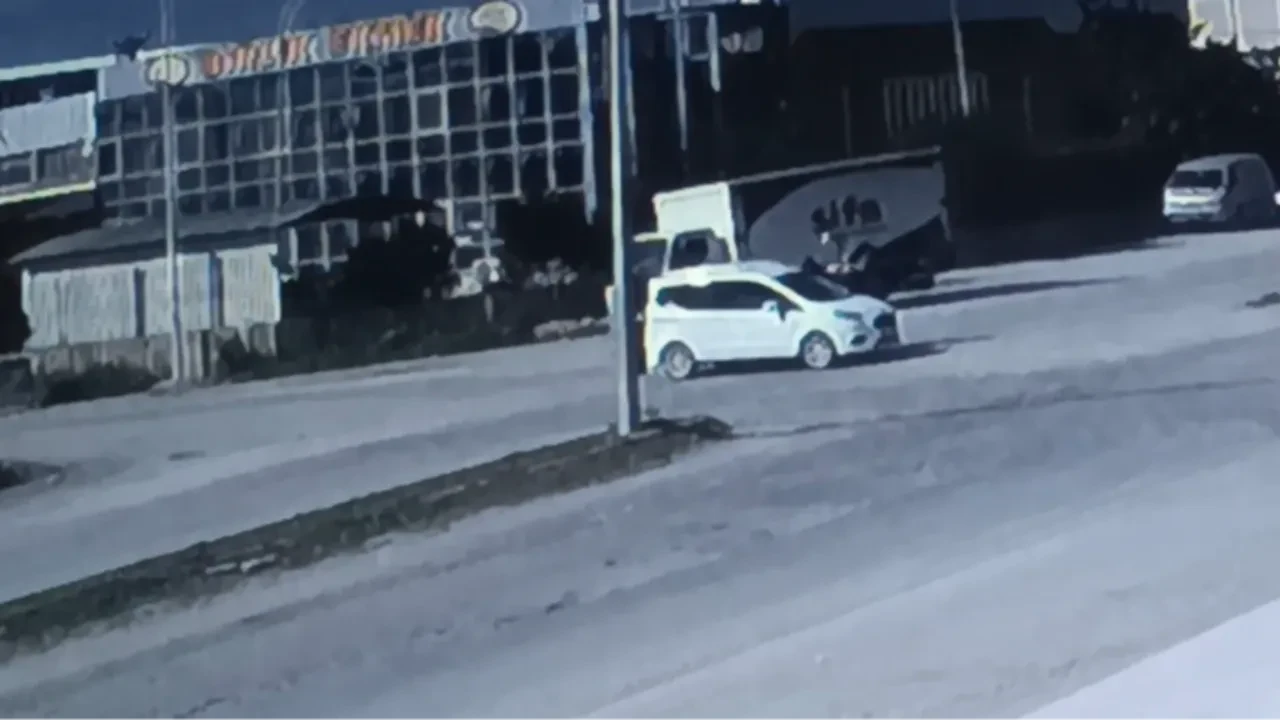 Antalya'da ilginç kaza! İkisi de yavaşlaya yavaşlaya birbirine çarptı