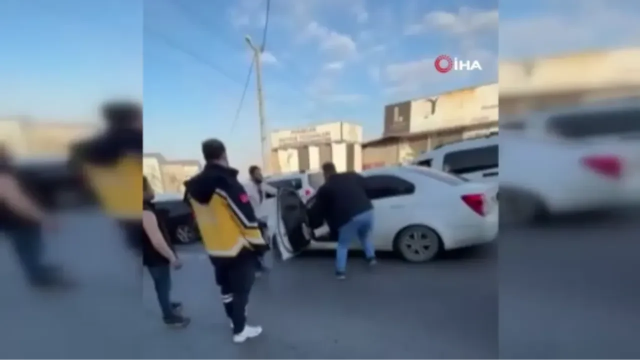 Başakşehir'de trafikte kavga: Sürücüye yumruklarla saldırı anı kamerada!