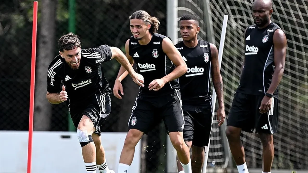 Beşiktaş'ta tarihi temizlik! Sergen Yalçın kararını verdi: 23 oyuncuyla yollar ayrılıyor!