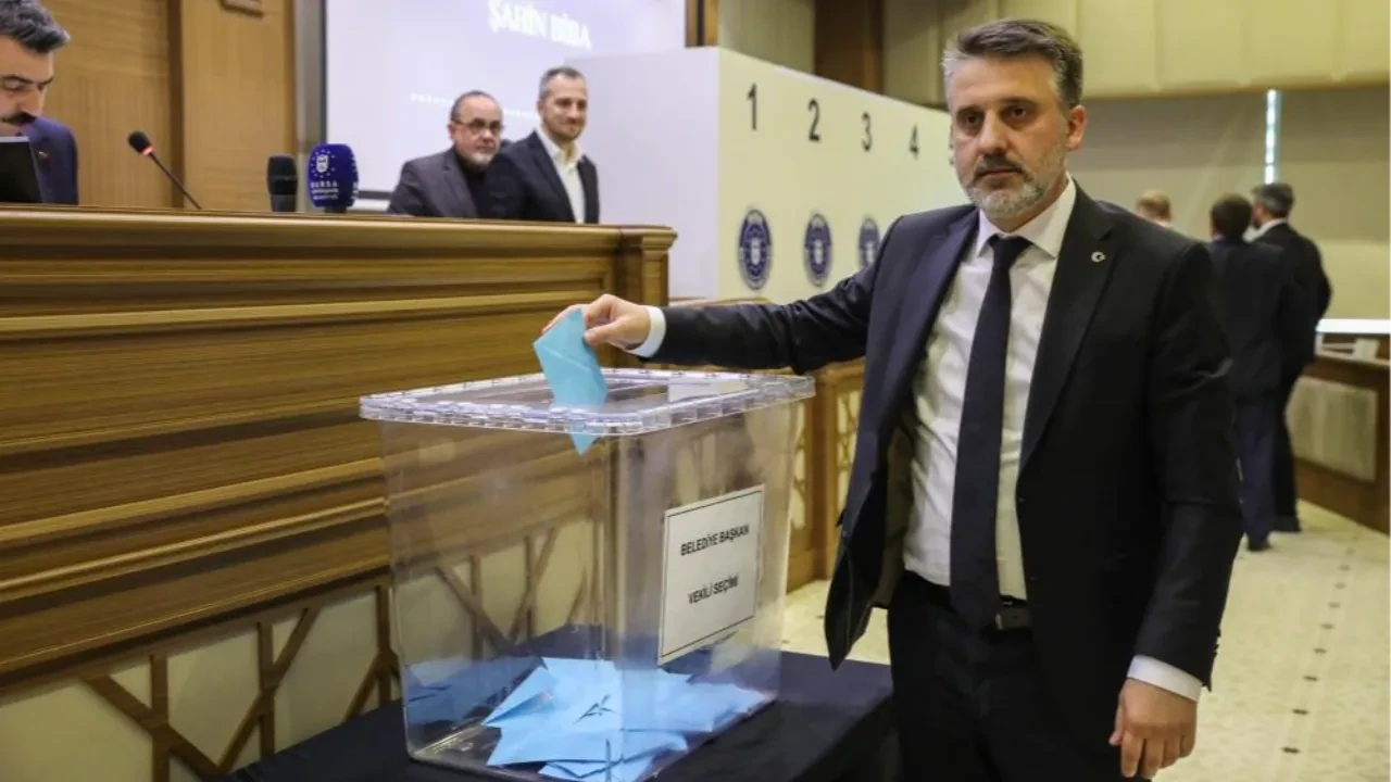 Bursa Büyükşehir Belediyesi AK Parti'ye geçti! Seçimi 61 oyla Şahin Biba kazandı