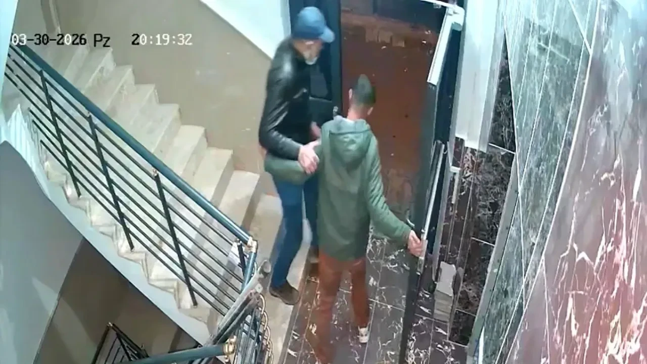 Cezaevinden çıkıp eski eşinin sevgilisine dehşeti yaşattı! Taşla kafasını ezmeye çalıştı: Dehşet kamerada 