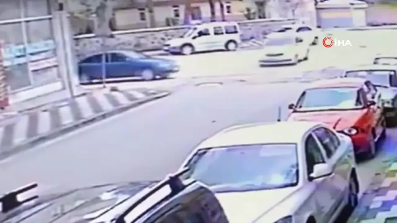 Elazığ'da korkutan kaza! iki aracın çarpışma anı kamerada