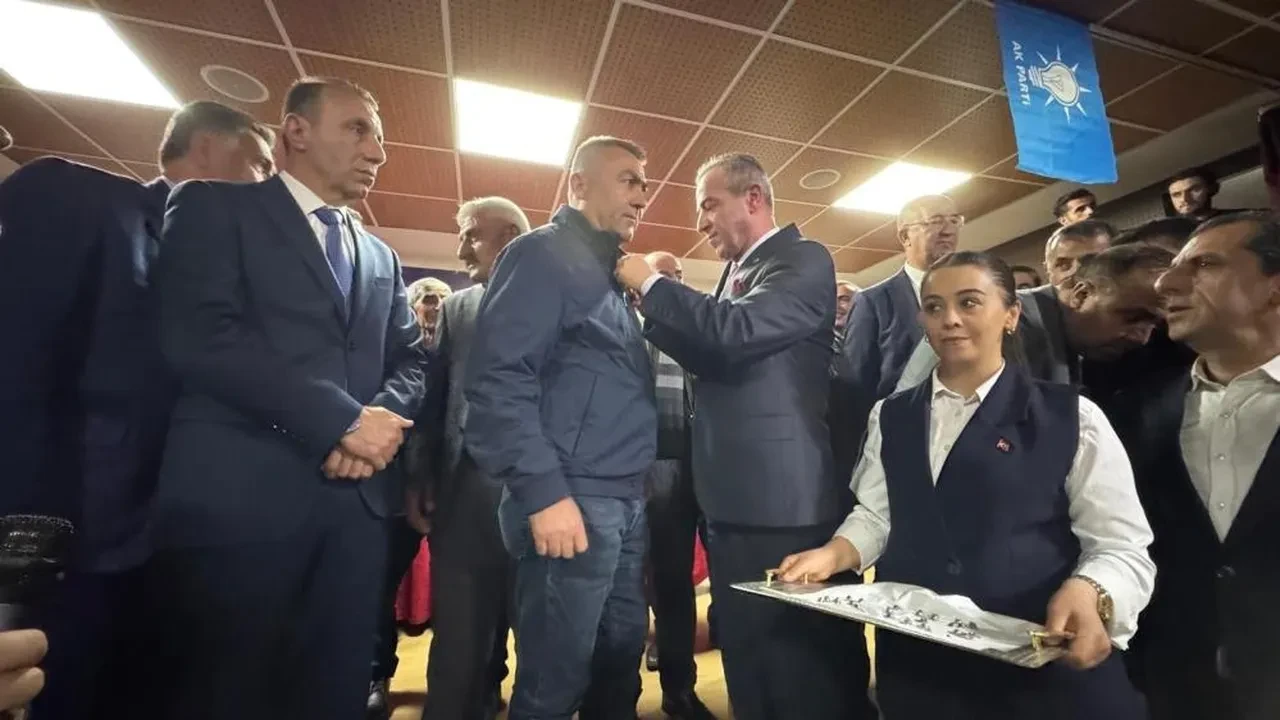 Hakkari'de Gelecek Partisi'nden toplu istifa! 35 kişi AK Parti'ye geçti