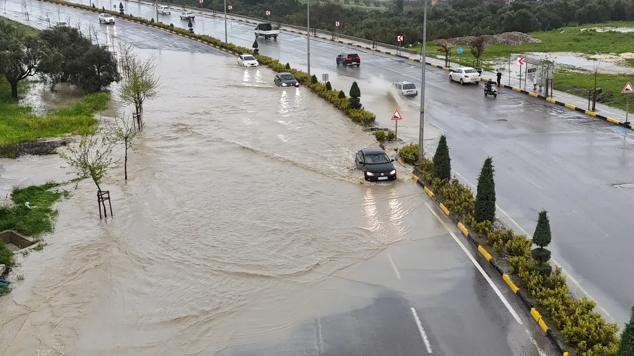 Hatay'da eğitime kuvvetli yağış arası: Antakya'da okullar tatil