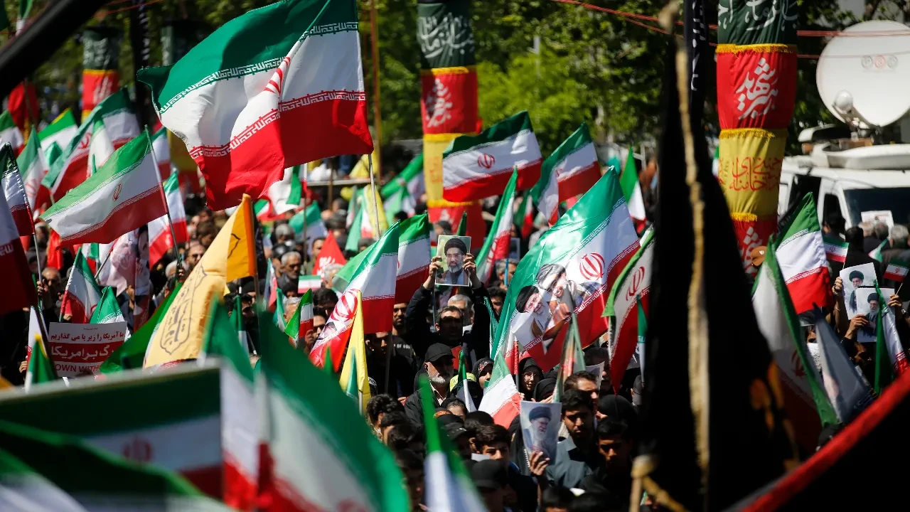 İran'da yüz binler İsrail saldırılarında ölen Hamaney için sokağa döküldü