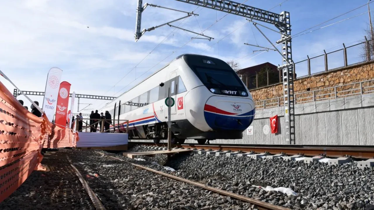 Karadeniz'e hızlı tren müjdesi: Samsun - Trabzon yolu 2 saate iniyor