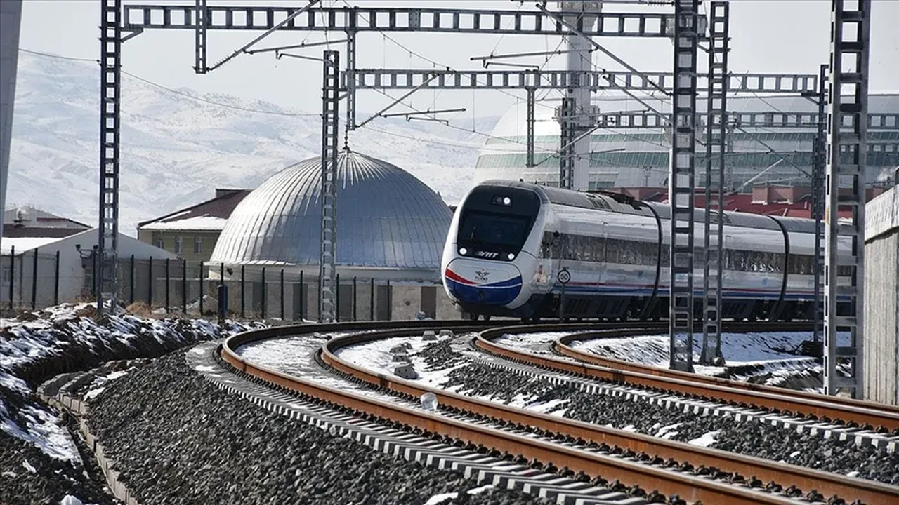 Karadeniz'e hızlı tren müjdesi: Samsun - Trabzon yolu 2 saate iniyor
