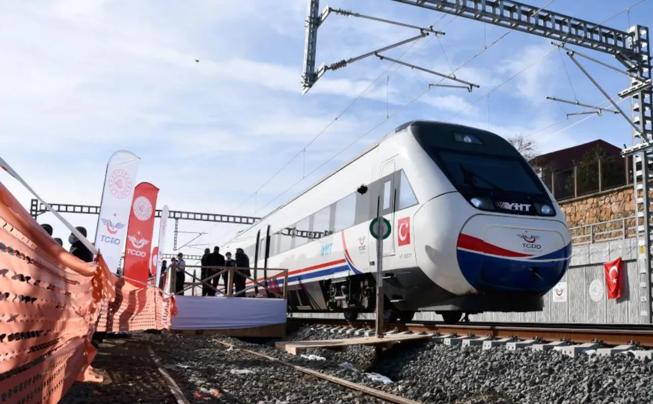 Karadeniz'e hızlı tren müjdesi: Samsun - Trabzon yolu 2 saate iniyor