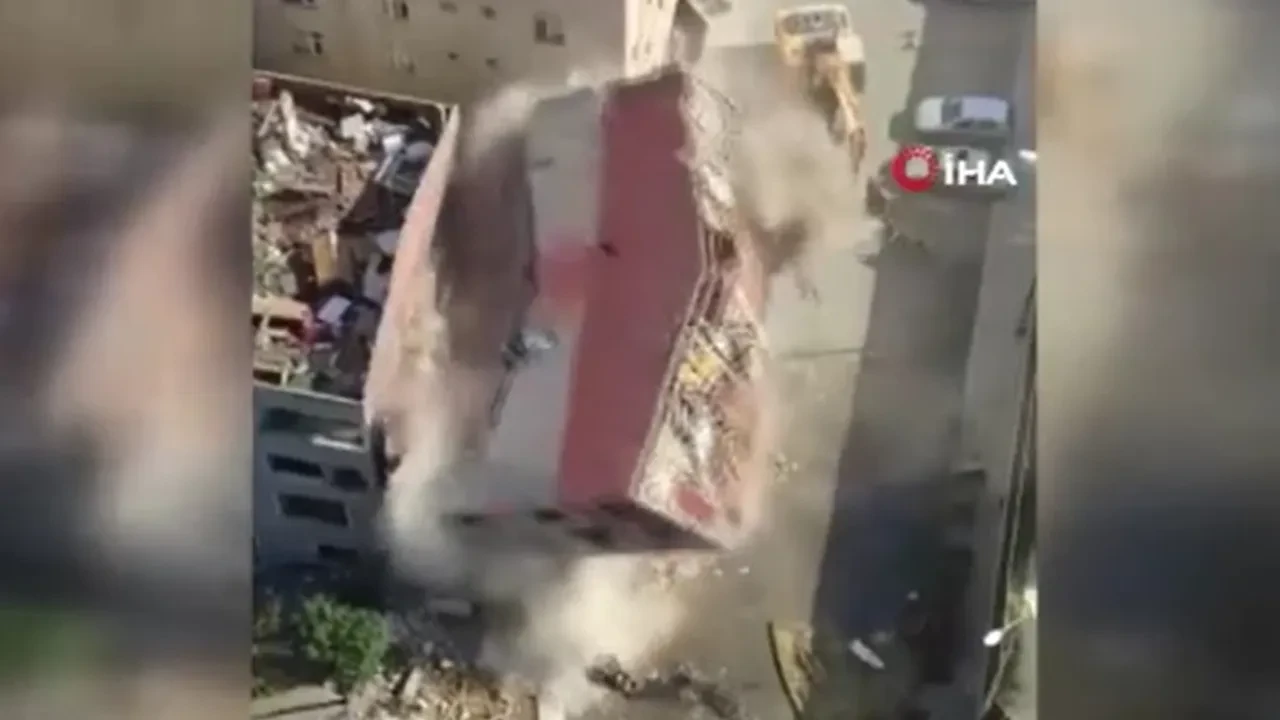Küçükçekmece'deki bina tek darbeyle yıkıldı! O anlar kameraya yansıdı