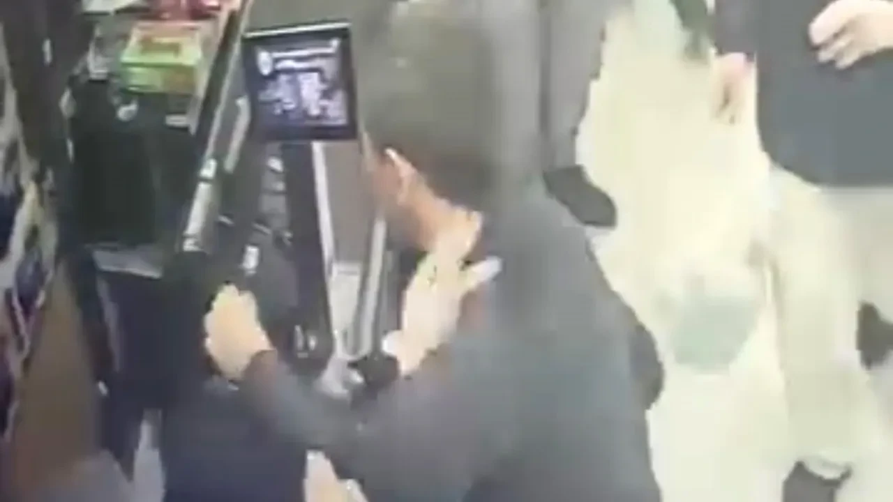 Markette akılalmaz poşet kavgası! Kasiyeri saçlarından tutup kafasını kasaya vurdu: Dehşet anlar kamerada 