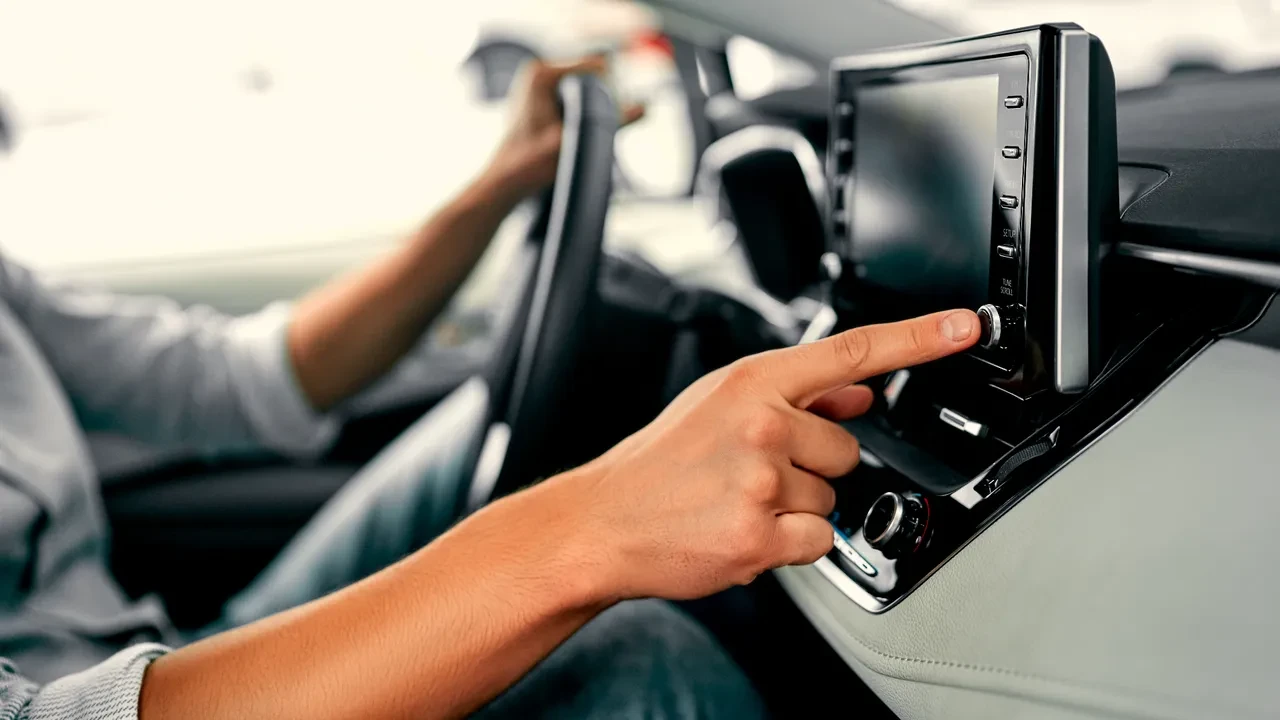 Trafik Kanunu güncelleniyor; multimedya ekranı, ses sistemleri, APP plaka düzenlemede