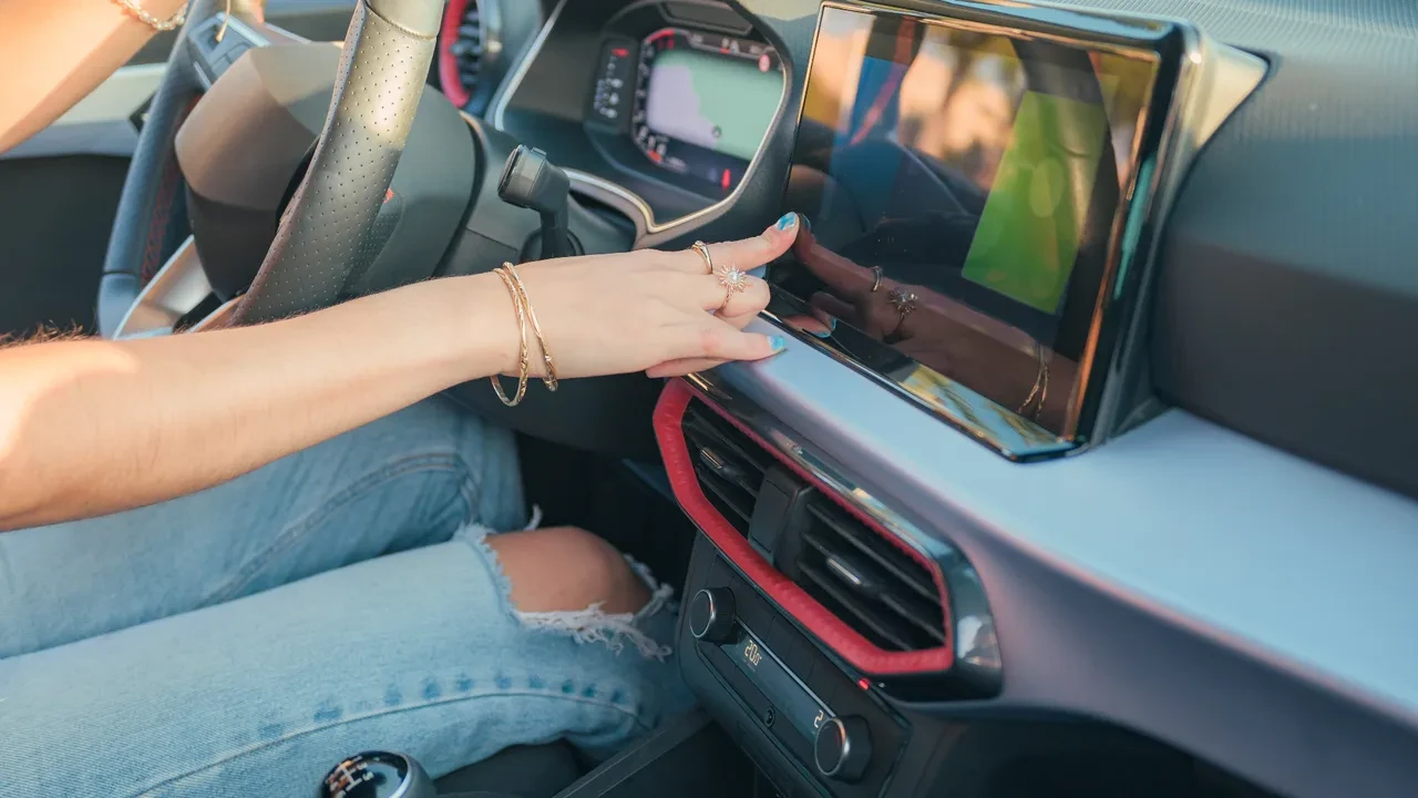 Trafik Kanunu güncelleniyor; multimedya ekranı, ses sistemleri, APP plaka düzenlemede