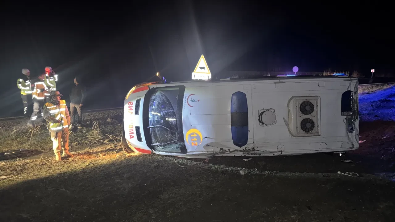 Muş'ta ambulans devrildi: 1'i ağır 5 kişi yaralı