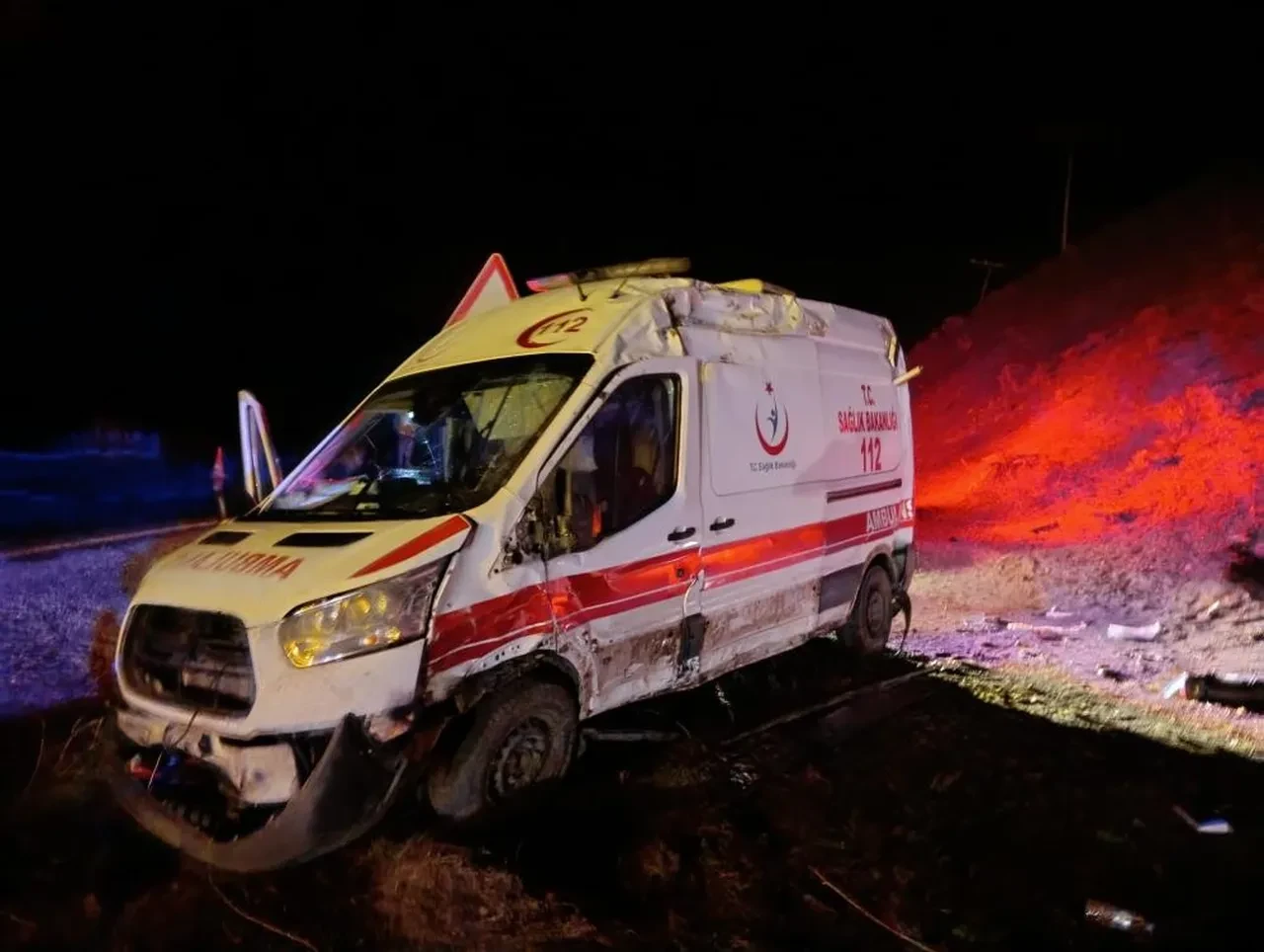 Muş'ta ambulans devrildi: 1'i ağır 5 kişi yaralı