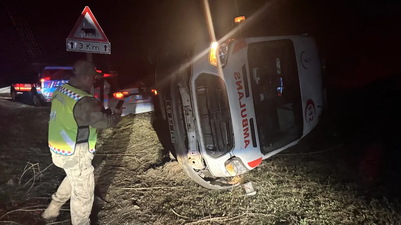 Muş'ta ambulans devrildi: 1'i ağır 5 kişi yaralı