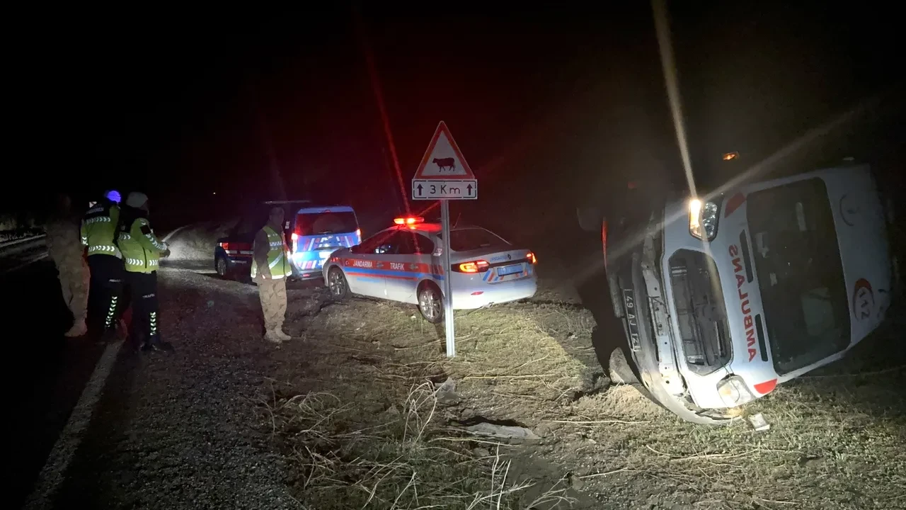 Muş'ta ambulans devrildi: 1'i ağır 5 kişi yaralı