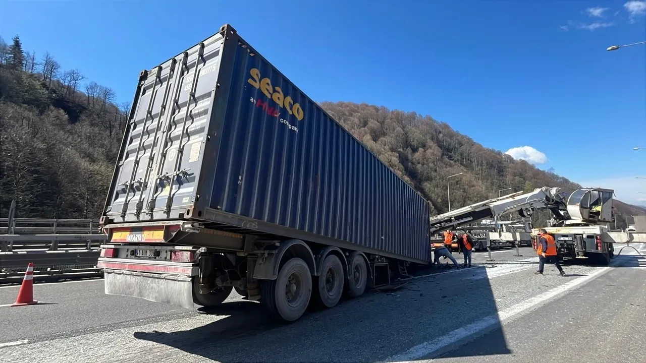 TEM Otoyolu'nda 5 araç birbirine girdi!