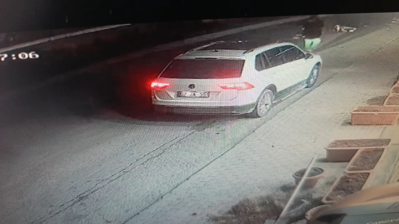 Yolunda giderken kabusu yaşadı! Otomobilin kapısına çarptı, metrelerce savruldu: O anlar kamerada