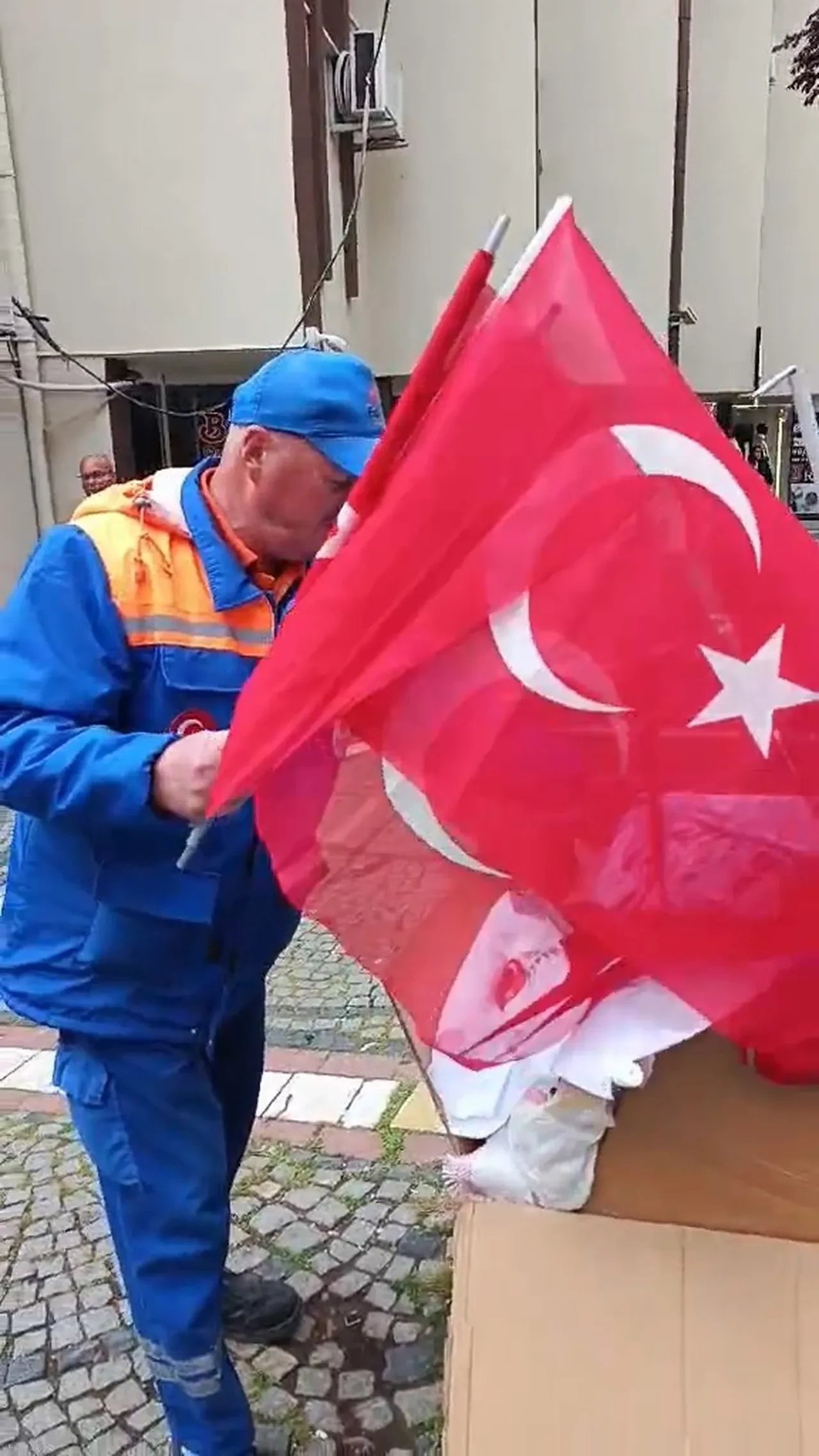 1 Mayıs'ta Türk bayraklarına saygısızlık: Kutlamaların ardından görüntü tepki çekti