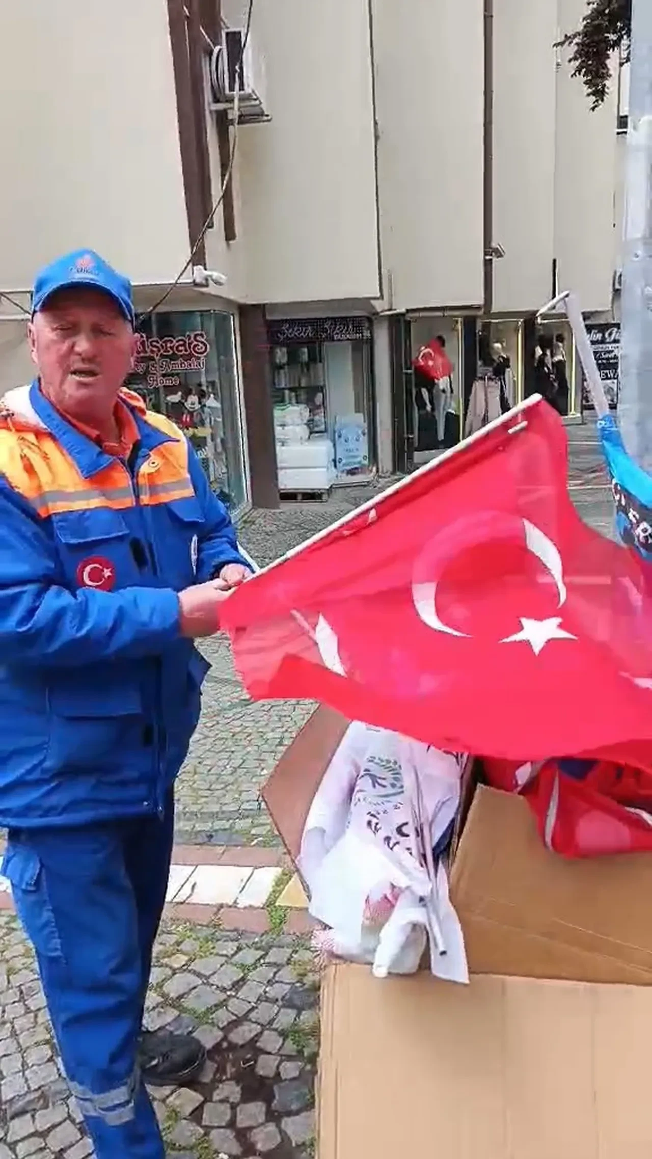 1 Mayıs'ta Türk bayraklarına saygısızlık: Kutlamaların ardından görüntü tepki çekti