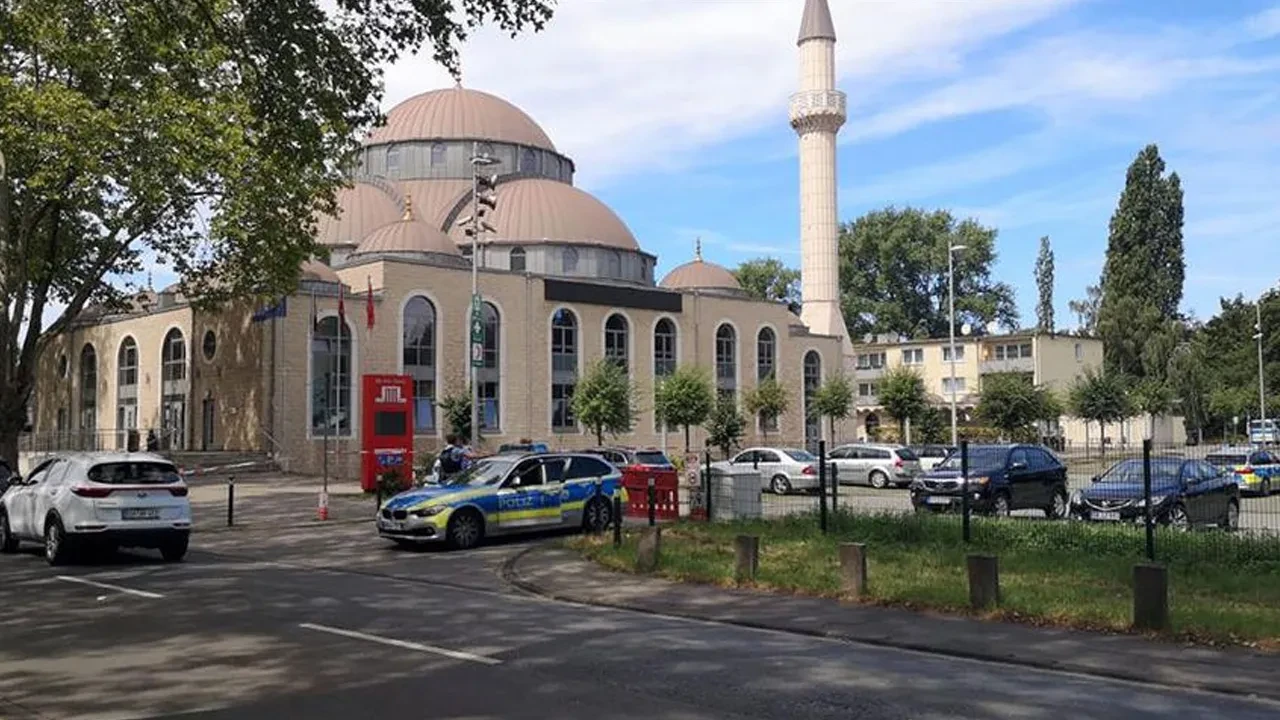 Almanya'da camiye saldırı: Hilalin üzerine domuz başı bırakıldı