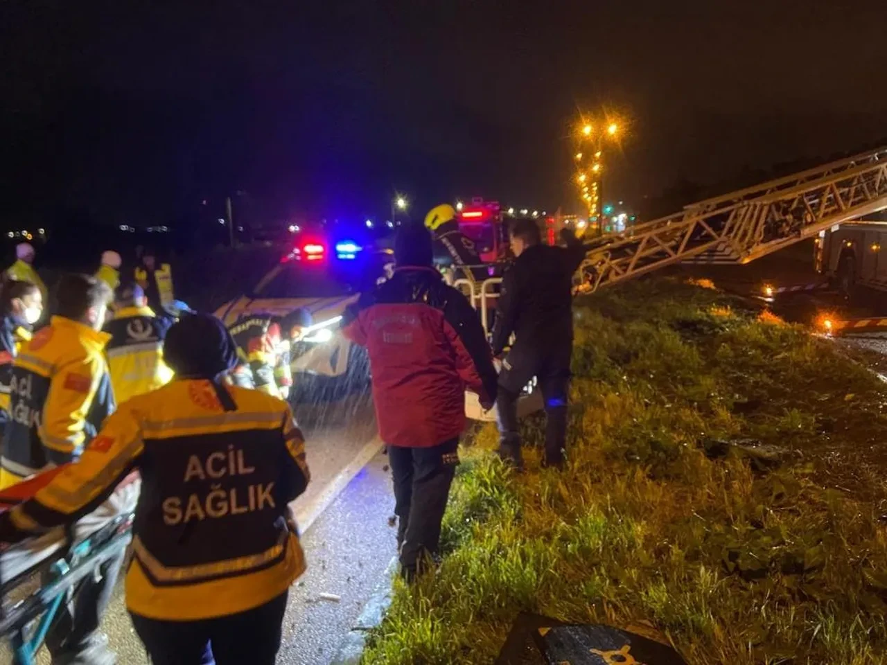 Balıkesir'de yolcu otobüsü devrildi: 3 ölü, 22 yaralı