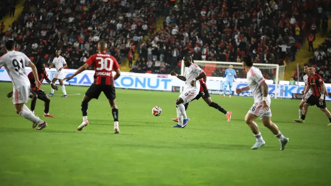 Gaziantep FK Teknik Direktörü Mirel Radoi, Beşiktaş yenilgisini değerlendirdi! "Bizim için sonuç acı oldu"