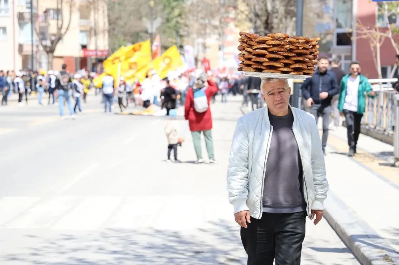 Halay çekenlerle pankartla yürüyenlerin yanında yine onlar dikkat çekti! 1 Mayıs'ı seyyar satıcının sözleri özetledi