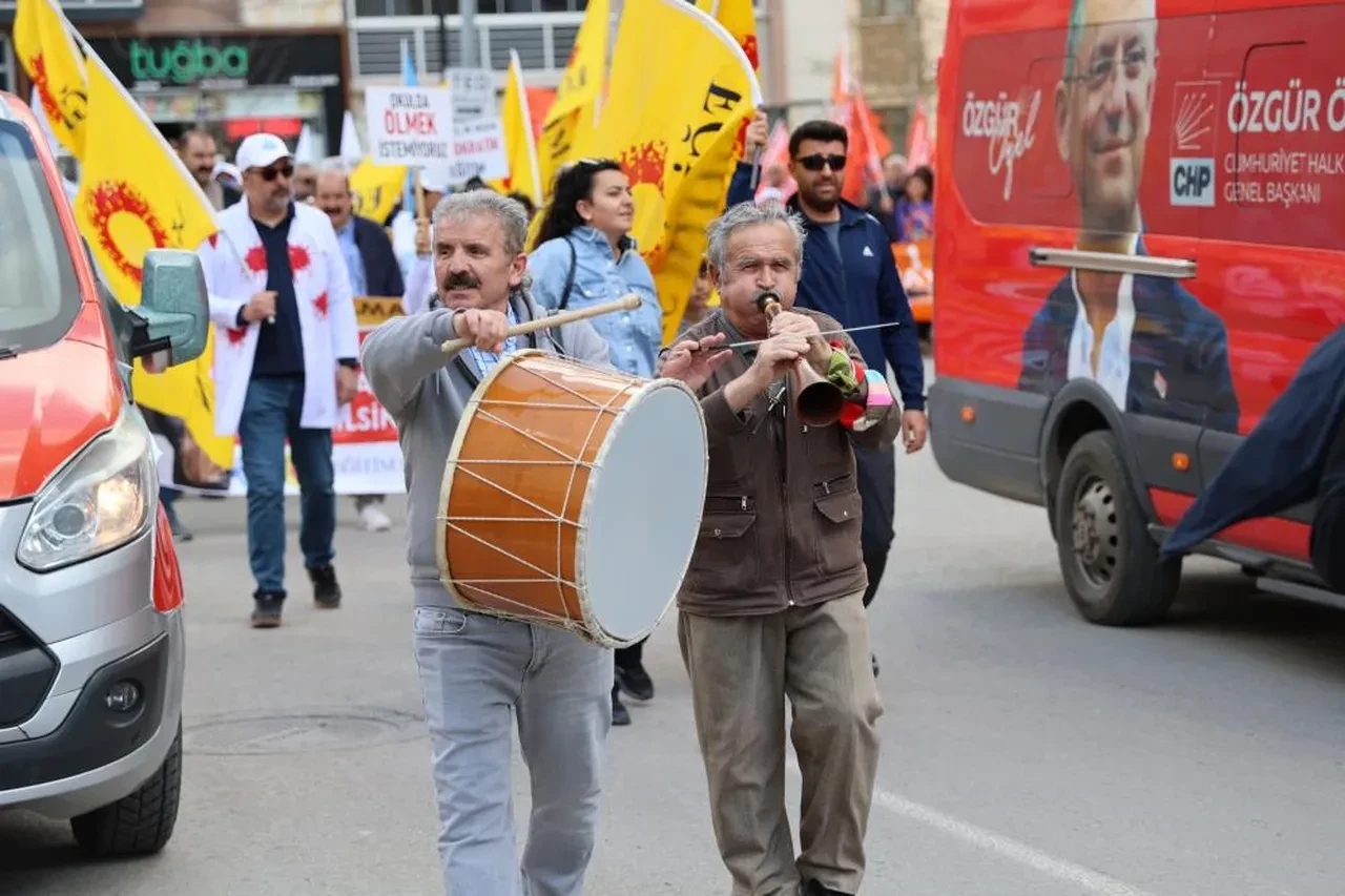 Halay çekenlerle pankartla yürüyenlerin yanında yine onlar dikkat çekti! 1 Mayıs'ı seyyar satıcının sözleri özetledi
