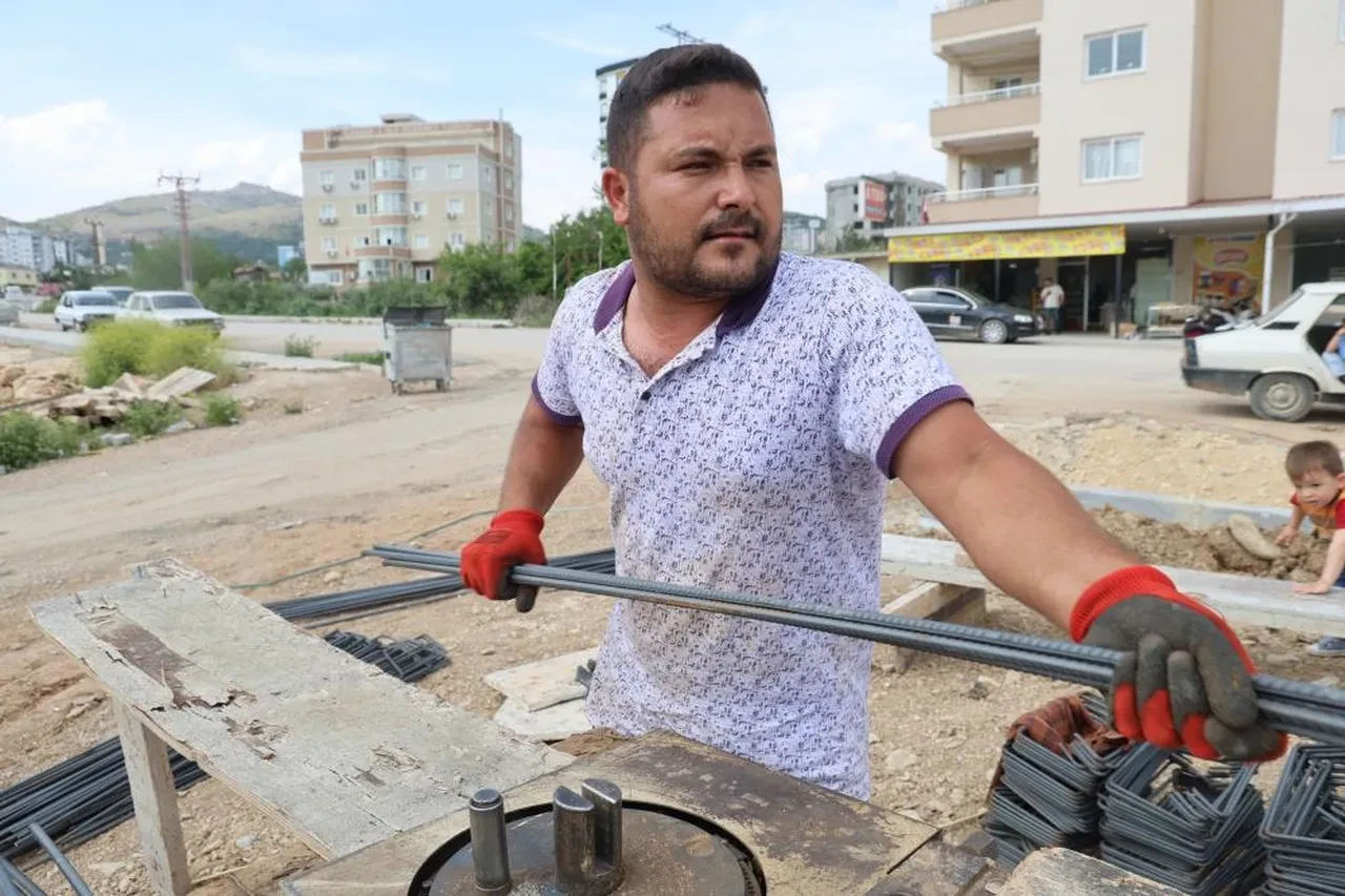Halay çekenlerle pankartla yürüyenlerin yanında yine onlar dikkat çekti! 1 Mayıs'ı seyyar satıcının sözleri özetledi