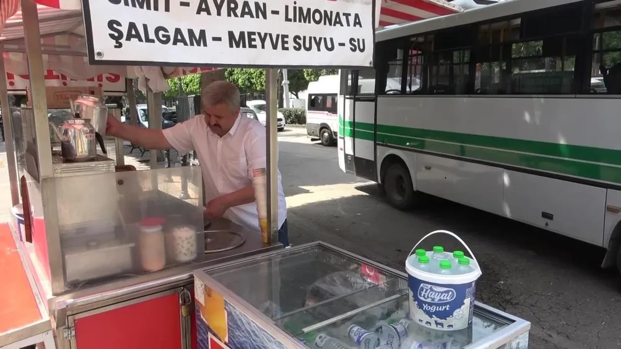 Halay çekenlerle pankartla yürüyenlerin yanında yine onlar dikkat çekti! 1 Mayıs'ı seyyar satıcının sözleri özetledi