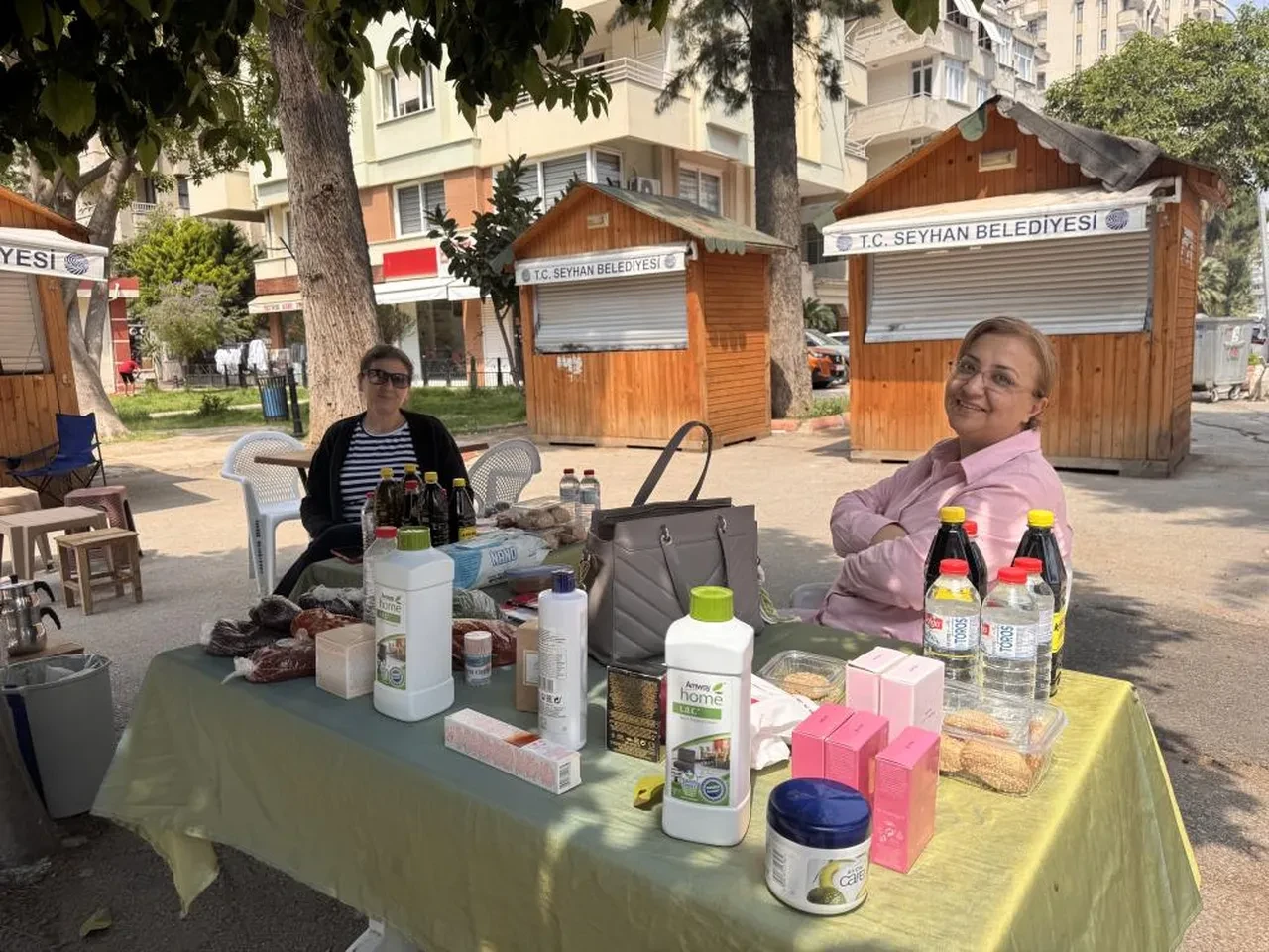 Halay çekenlerle pankartla yürüyenlerin yanında yine onlar dikkat çekti! 1 Mayıs'ı seyyar satıcının sözleri özetledi