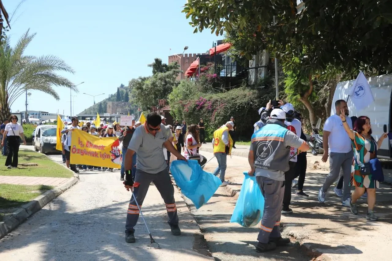 Halay çekenlerle pankartla yürüyenlerin yanında yine onlar dikkat çekti! 1 Mayıs'ı seyyar satıcının sözleri özetledi