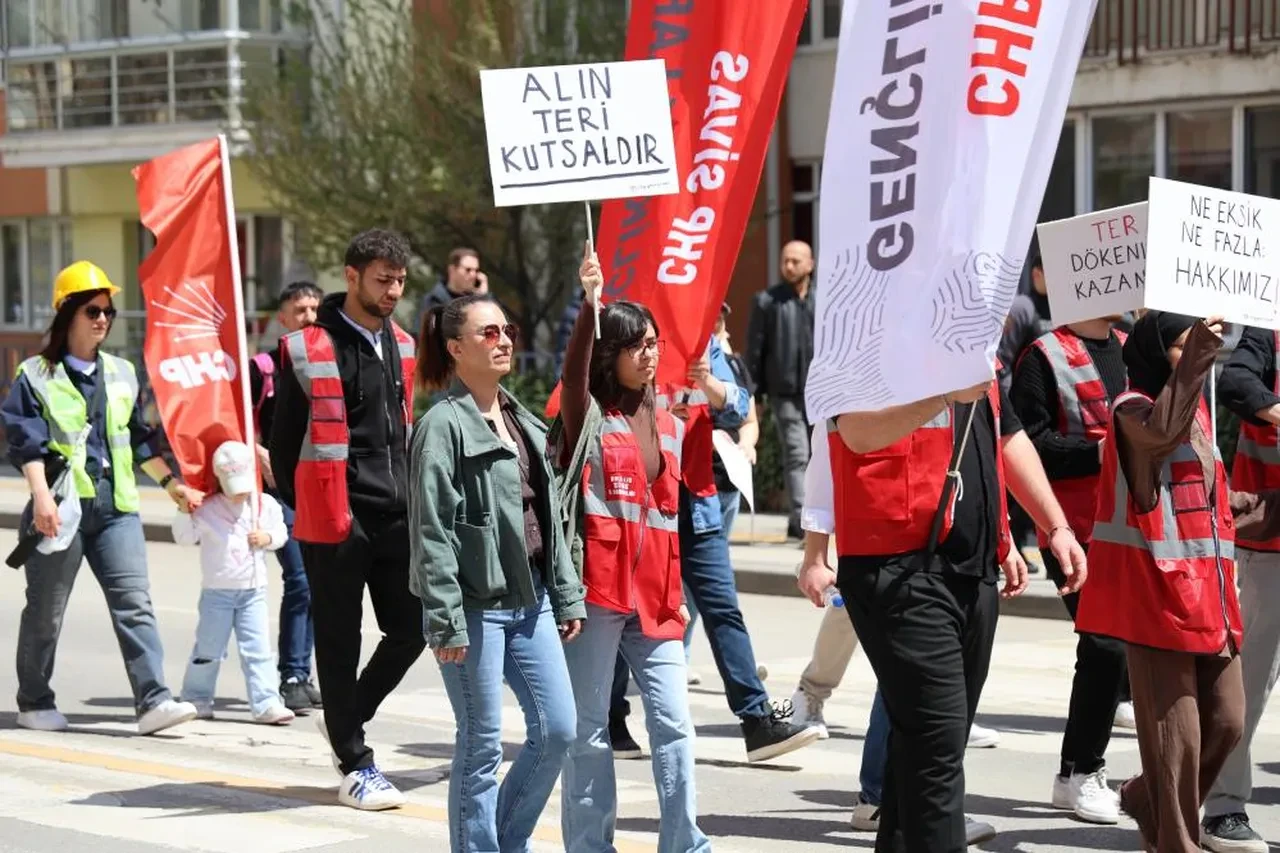 Halay çekenlerle pankartla yürüyenlerin yanında yine onlar dikkat çekti! 1 Mayıs'ı seyyar satıcının sözleri özetledi