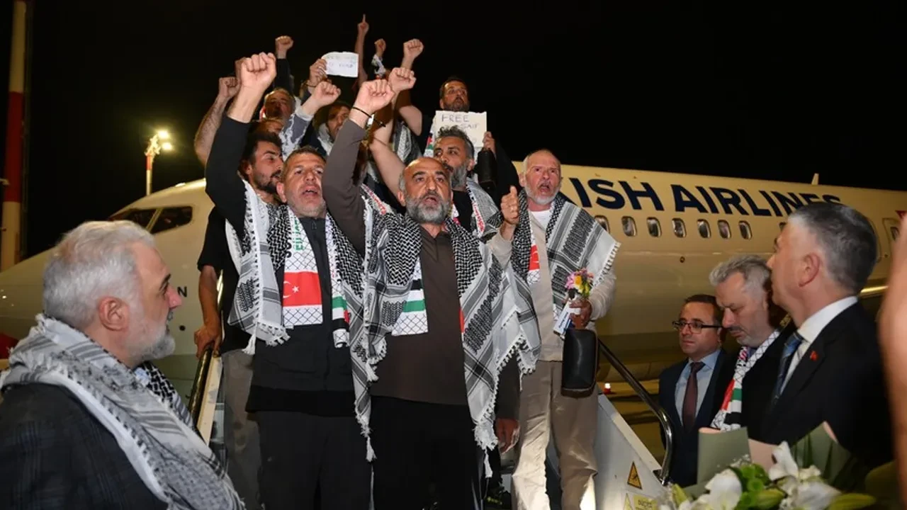 İsrail'in alıkoyduğu 59 Sumud Filosu aktivisti İstanbul'a geldi