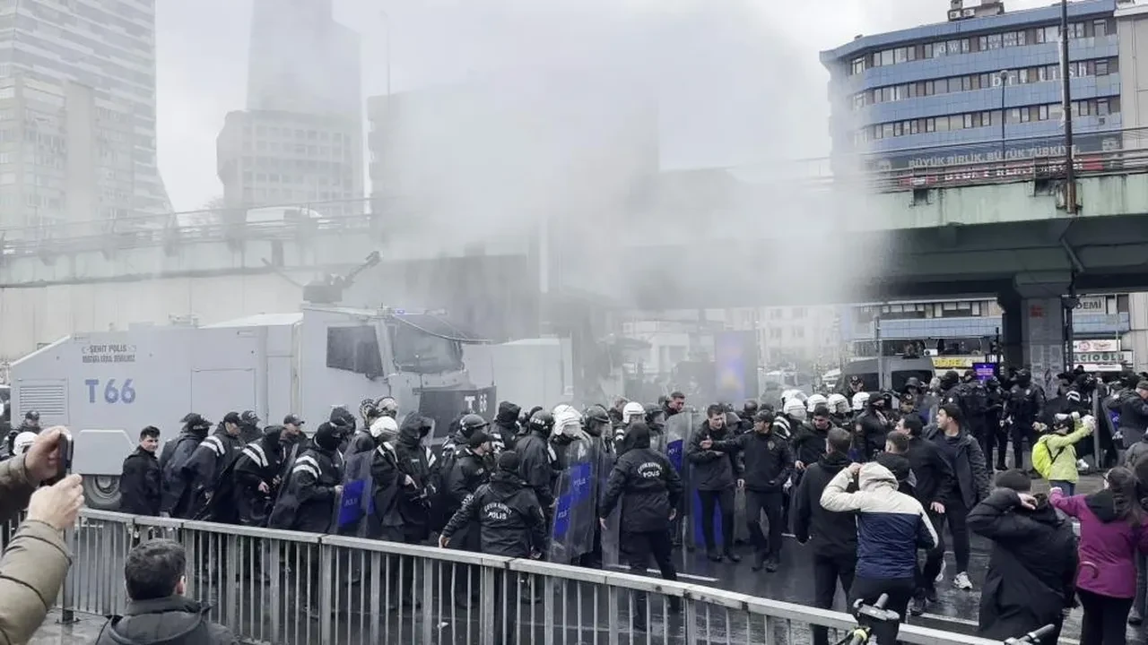 İstanbul'da izinsiz 1 Mayıs kutlamalarına polis müdahalesi: 575 kişi gözaltına alındı