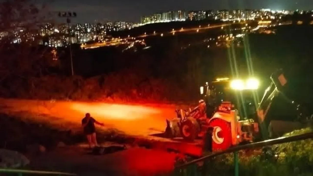 İzmit'te doğal gaz hattı patladı! İş makinesi operatörü bayıldı