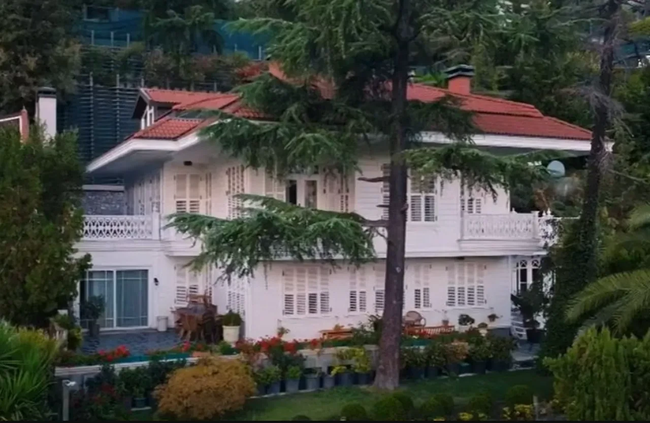 Kızılcık Şerbeti dizisi sezon finalinde hangi oyuncular ekrana veda edecek? Kızılcık Şerbeti 5. sezonda ayrılacak isimler belli oldu mu?