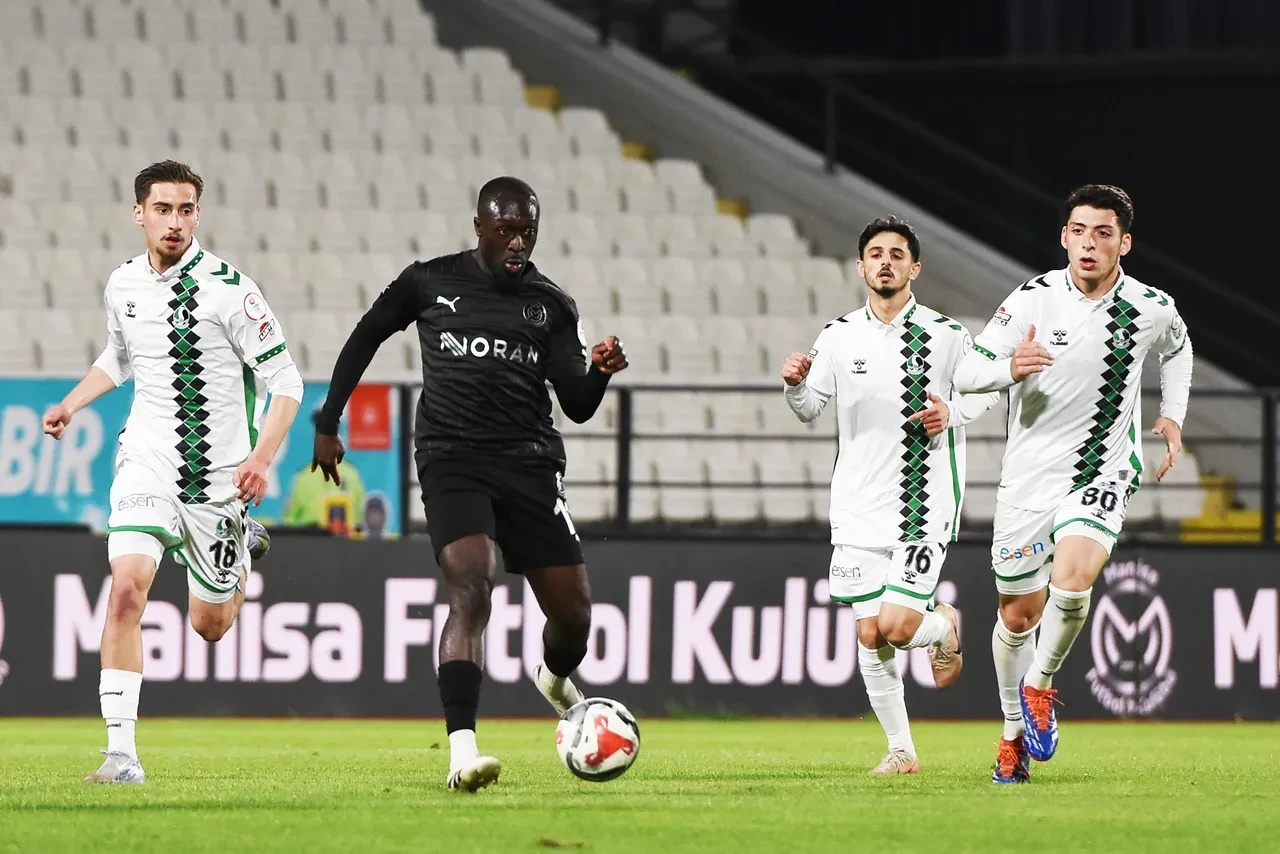 Manisa FK, Sakaryaspor'u 5-0'lık skorla yendi