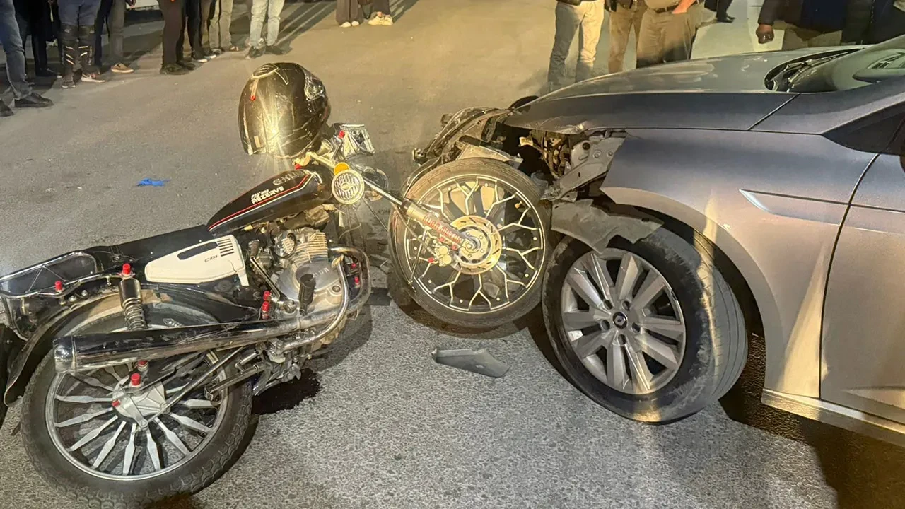 Otomobilin motosikletle çarpıştığı kaza kameralara yansıdı