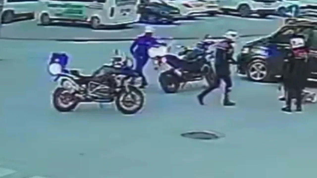 Polisten anlık Heimlich müdahalesi! Boğazına erik kaçan sürücüyü kurtardı